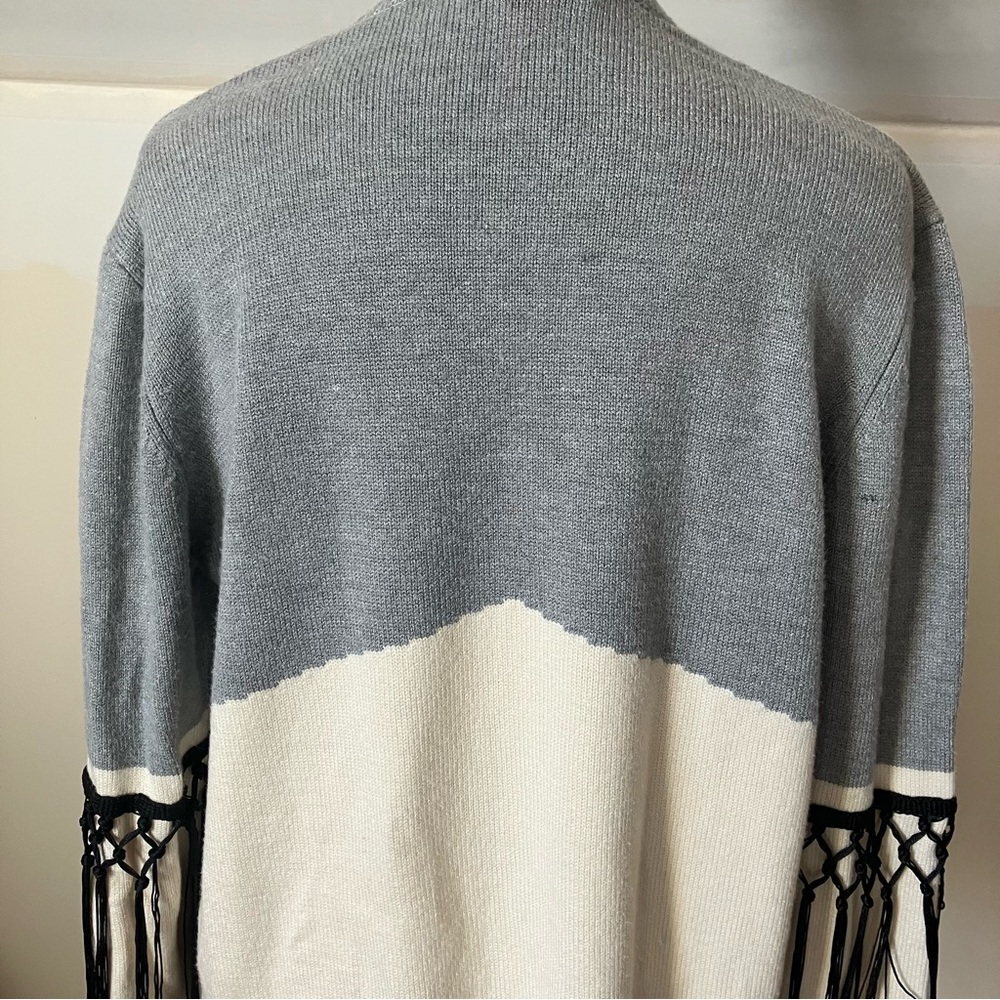 Neiman Marcus Gray Cream Colorblock Fringe Crewneck Sweater size Large - Picture 7 of 9